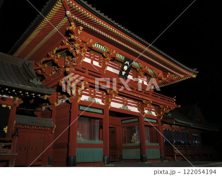 ライトアップされた鎌倉市の鶴岡八幡宮（楼門） 122054194