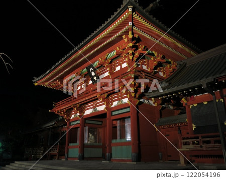 ライトアップされた鎌倉市の鶴岡八幡宮（楼門） 122054196