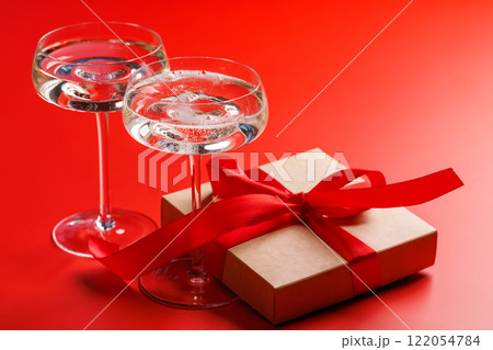 A glasses of champagne elegantly paired with a gift box 122054784