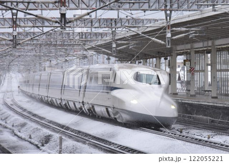 東海道新幹線 冬の米原駅 走行シーン 東海道新幹線 冬の米原駅 走行シーン 122055221