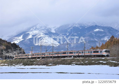伊吹山麓　海道本線を行く　電車 122055679
