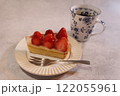 いちごのタルトとマグカップに入ったコーヒー 122055961