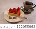 いちごのタルトと和風コーヒーカップに入ったコーヒー 122055962