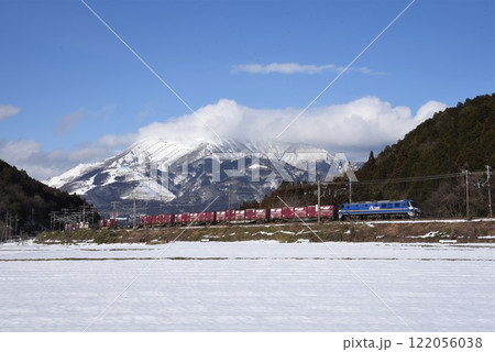 伊吹山麓　東海道本線　柏原カーブを行く　上り長大貨物列車 122056038
