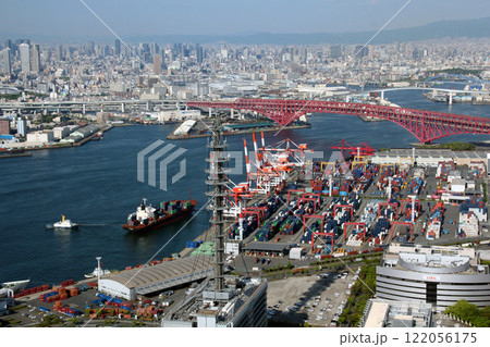 大阪府咲州庁舎の展望台から見た大阪港のコンテナヤード 大阪府咲州庁舎の展望台から見た大阪港のコンテナヤード 122056175