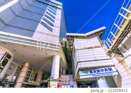 日本の横須賀都市景観　京急電鉄　横須賀中央駅などを望む 122056472