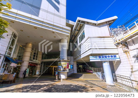 日本の横須賀都市景観　京急電鉄　横須賀中央駅などを望む 122056473