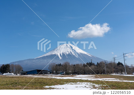 朝霧高原から見る冬の富士山の風景 122056510