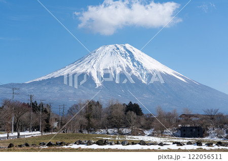 朝霧高原から見る冬の富士山の風景 122056511
