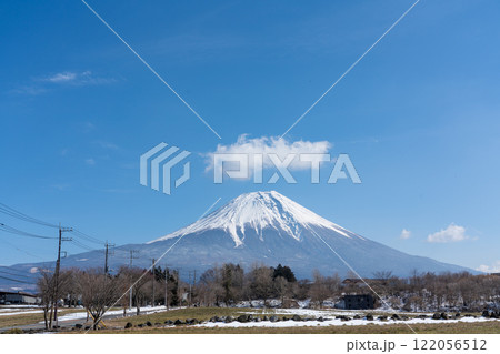 朝霧高原から見る冬の富士山の風景 122056512