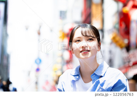 大阪の街を観光する若い女性 122056763