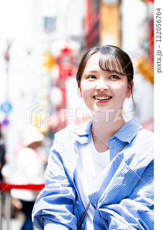 大阪の街を観光する若い女性 122056764