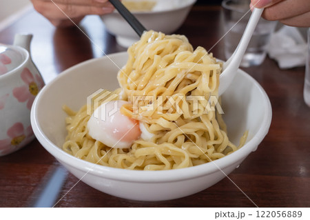 汁なしラーメンの"まぜそば"。麺とタレと温泉卵を混ぜて食べる。 汁なしラーメンの"まぜそば"。麺とタレと温泉卵を混ぜて食べる。 122056889