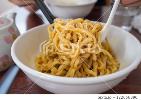汁なしラーメンの"まぜそば"。麺とタレと温泉卵を混ぜて食べる。 122056890