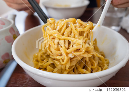 汁なしラーメンの"まぜそば"。麺とタレと温泉卵を混ぜて食べる。 汁なしラーメンの"まぜそば"。麺とタレと温泉卵を混ぜて食べる。 122056891