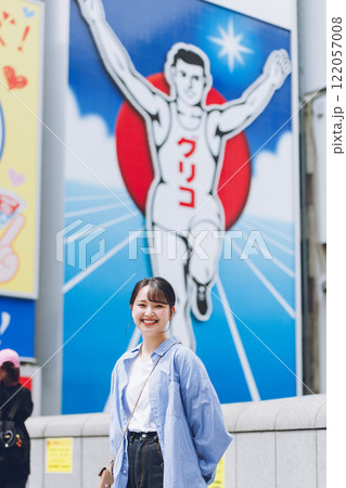 大阪の街を観光する若い女性 大阪の街を観光する若い女性 122057008