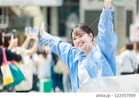 大阪の街を観光する若い女性 122057009