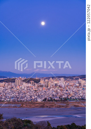 【静岡県】円山花木園から眺める安倍川と静岡市の街並み　夕景 122057042