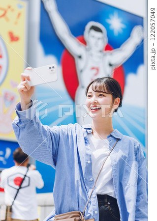 大阪の戎橋で自撮りする若い女性 122057049