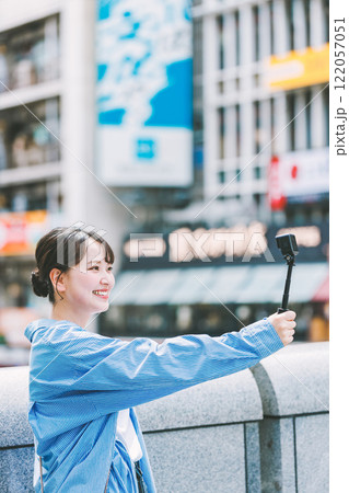 大阪観光で自撮りする若い女性 122057051