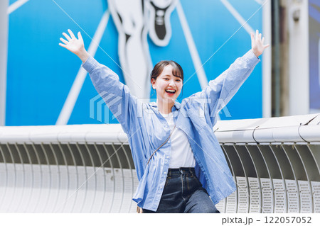 大阪の街を観光する若い女性 大阪の街を観光する若い女性 122057052