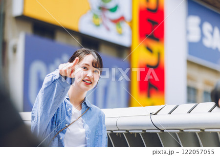 大阪の街を観光する若い女性 122057055