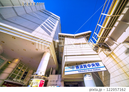 日本の横須賀都市景観　京急電鉄　横須賀中央駅などを望む 122057162