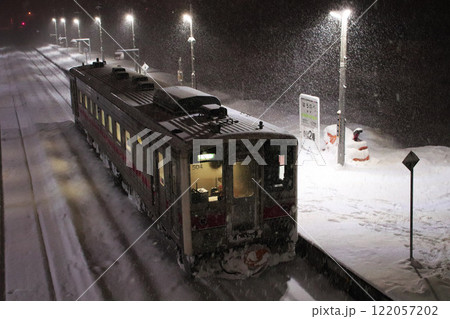 雪が降る闇夜の幌延駅に停車中のキハ54系 雪が降る闇夜の幌延駅に停車中のキハ54系 122057202