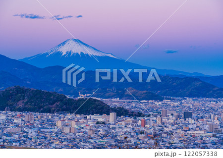 【静岡県】円山花木園から眺める静岡市の街並みと富士山 夕景 【静岡県】円山花木園から眺める静岡市の街並みと富士山 夕景 122057338