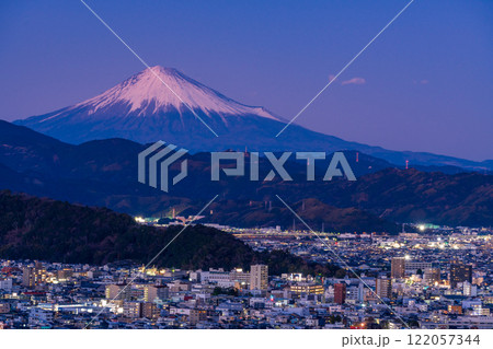 【静岡県】円山花木園から眺める静岡市の街並みと富士山　夕景 122057344