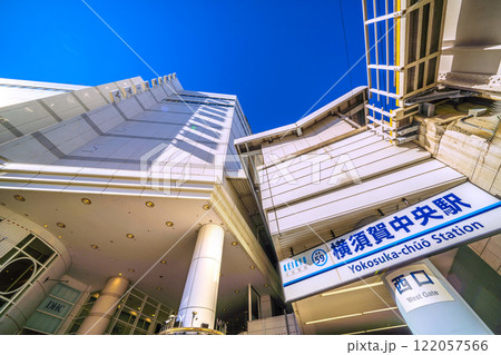 日本の横須賀都市景観 京急電鉄 横須賀中央駅などを望む 日本の横須賀都市景観 京急電鉄 横須賀中央駅などを望む 122057566