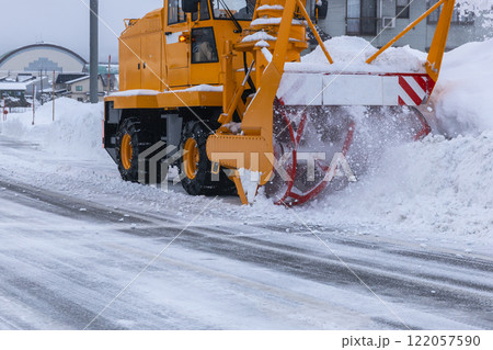 道路の除雪をするロータリ除雪車 122057590