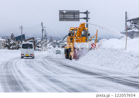 道路の除雪をするロータリ除雪車 122057654