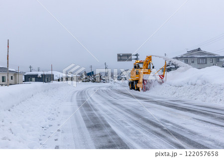 道路の除雪をするロータリ除雪車 122057658