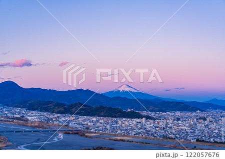 【静岡県】円山花木園から眺める静岡市の街並みと富士山　夕景 122057676