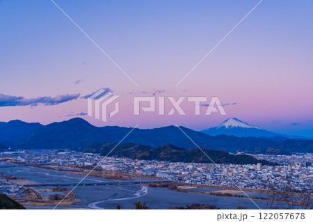 【静岡県】円山花木園から眺める静岡市の街並みと富士山　夕景 122057678