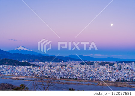 【静岡県】円山花木園から眺める静岡市の街並みと富士山　夕景 122057681