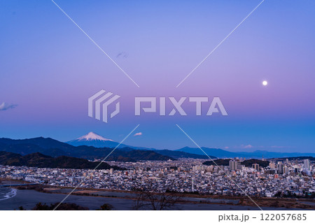 【静岡県】円山花木園から眺める静岡市の街並みと富士山　夕景 122057685