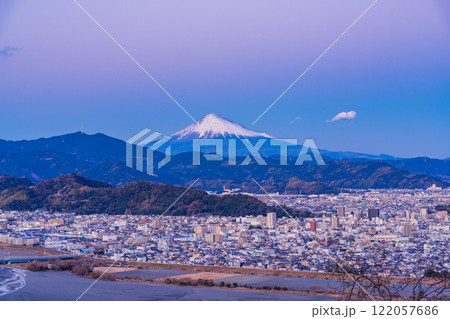 【静岡県】円山花木園から眺める静岡市の街並みと富士山　夕景 122057686