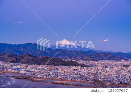 【静岡県】円山花木園から眺める静岡市の街並みと富士山 夕景 【静岡県】円山花木園から眺める静岡市の街並みと富士山 夕景 122057687