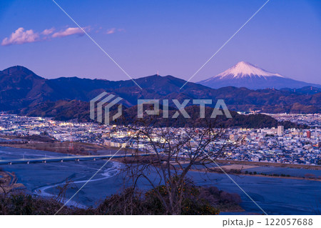 【静岡県】円山花木園から眺める静岡市の街並みと富士山 夕景 【静岡県】円山花木園から眺める静岡市の街並みと富士山 夕景 122057688