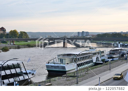 エルベ川の真珠　 ドイツ「ドレスデン旧市街」カローラ橋崩壊 122057882