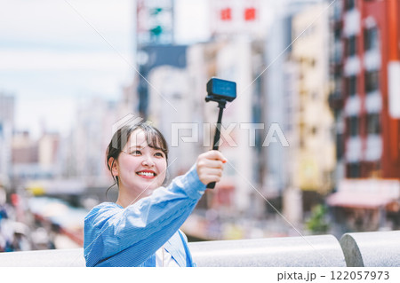 大阪観光で自撮りする若い女性 大阪観光で自撮りする若い女性 122057973