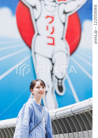 大阪の街を観光する若い女性 122058068