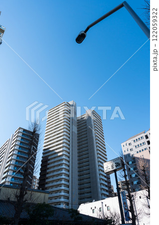 ライオンズステージ府中シティタワー　冬晴れの青空　東京都府中市宮西町 122059322