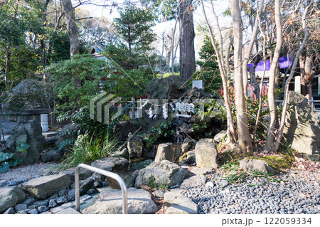 大國魂神社の水辺　冬晴れの青空　東京都府中市宮町 122059334