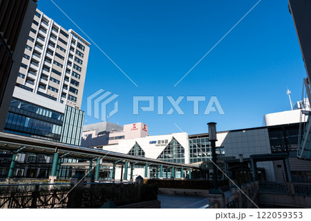 京王線府中駅と駅前の景色 冬晴れの青空 東京都府中市宮町 京王線府中駅と駅前の景色 冬晴れの青空 東京都府中市宮町 122059353