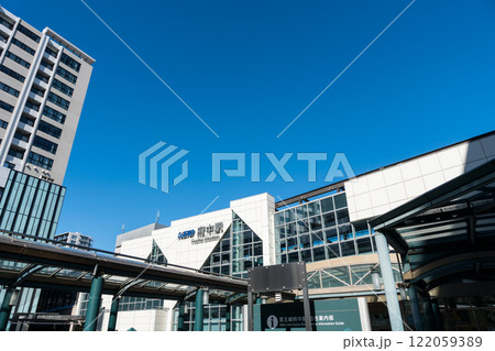 京王線府中駅の駅舎 冬晴れの青空 東京都府中市宮町 京王線府中駅の駅舎 冬晴れの青空 東京都府中市宮町 122059389