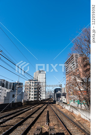 京王線府中駅からの眺め 冬晴れの青空 東京都府中市宮町 京王線府中駅からの眺め 冬晴れの青空 東京都府中市宮町 122059392