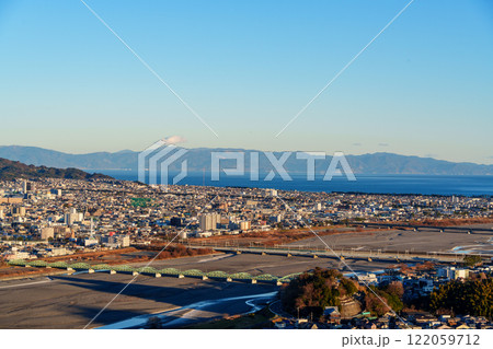 【静岡県】円山花木園から眺める安倍川と静岡市の街並み 122059712
